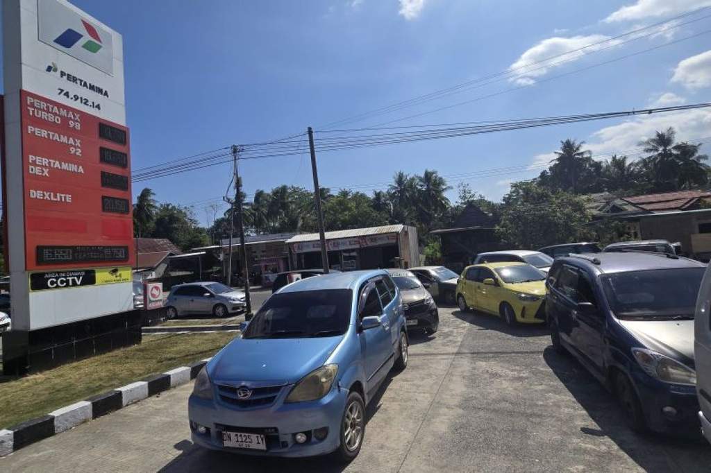 Kondisi antrean kendaraan di SPBU saat stok Pertalite kosong di jalur Mamuju-Makassar