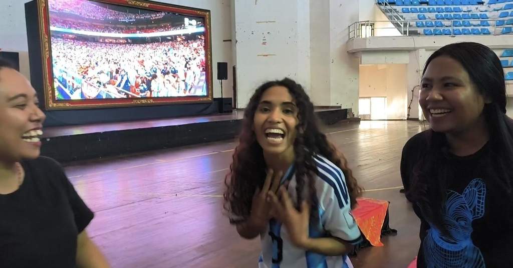 Suporter Argentina merayakan kemenangan atas Swiss di GOR Lila Bhuana Denpasar Bali