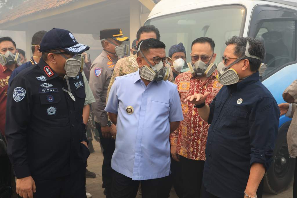 Gubernur Banten Andra Soni meninjau lokasi kebakaran TPA Jatiwaringin di Kabupaten Tangerang