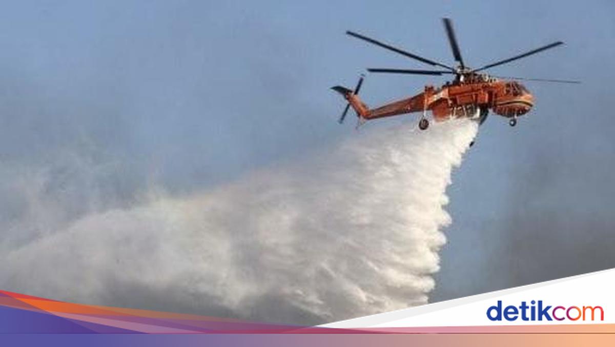 Helikopter water bombing terbang memadamkan kebakaran hutan dan lahan yang meluas di Kotawaringin Timur.