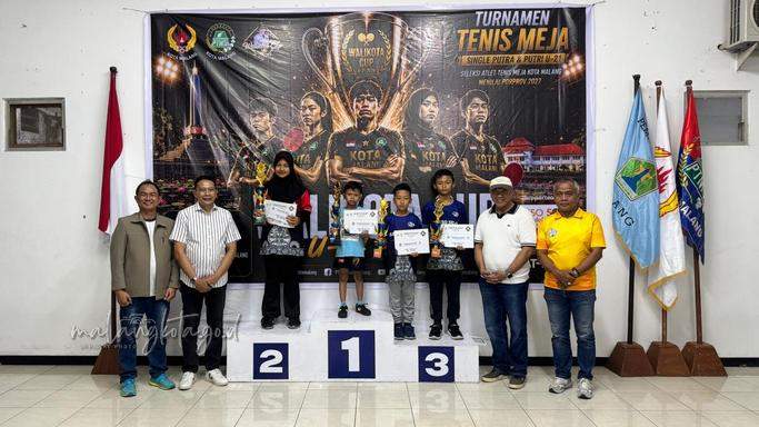 Wali Kota Malang Wahyu Hidayat berfoto bersama pemenang Turnamen Tenis Meja Walikota Cup 2026