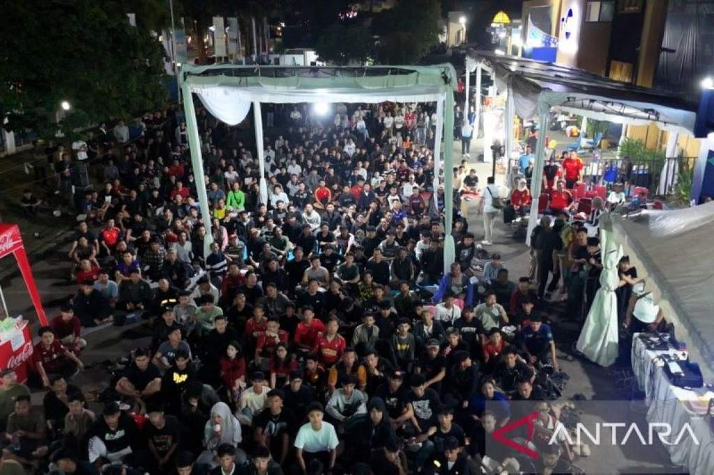 Suasana nonton bareng Piala Dunia 2026 yang padat penonton di halaman Kantor TVRI Sumsel Palembang