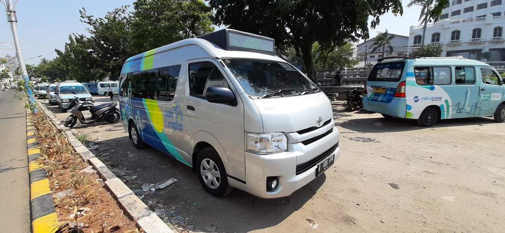 Armada angkutan umum Mikrotrans Jaklingko melintas di jalanan kota Jakarta