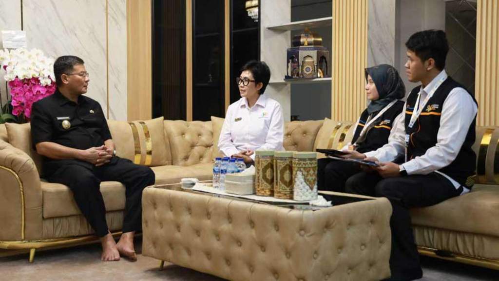 Wakil Gubernur Jawa Barat Erwan Setiawan menerima petugas BPS untuk Sensus Ekonomi 2026