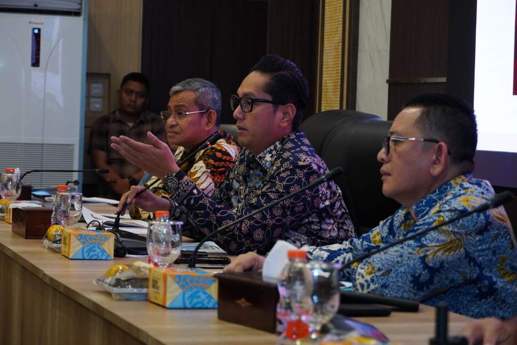 Rapat koordinasi digitalisasi bansos dipimpin Wali Kota Medan Rico Waas bersama camat dan lurah