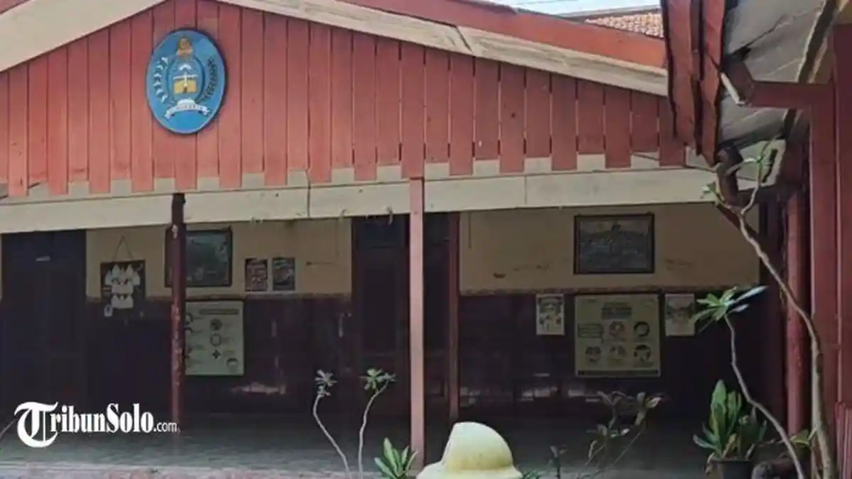Wali Kota Solo Respati Ardi memberikan keterangan terkait evaluasi kepala sekolah SD Negeri