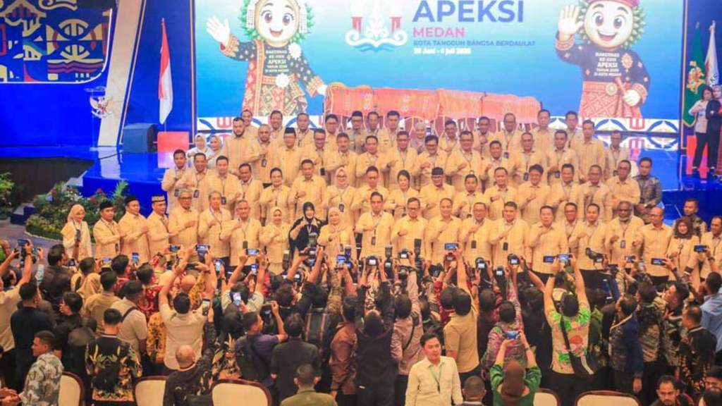 Wamendagri Bima Arya memberikan arahan dalam forum Youth City Changers APEKSI 2026