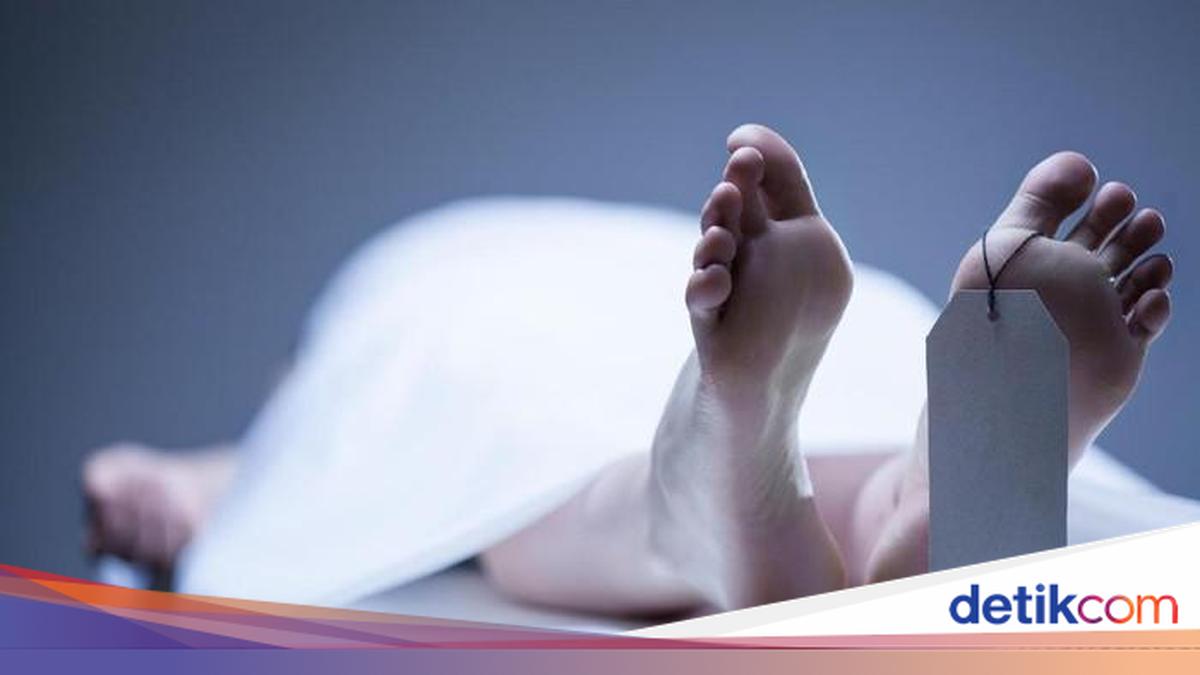 Petugas melakukan olah TKP kecelakaan kereta api di Medan Deli, Kota Medan