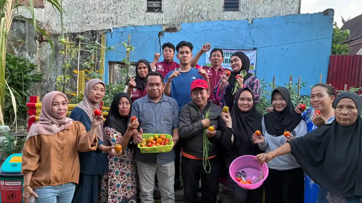 Warga dan pengurus KWT Famili 0506 memanen tomat urban farming di Kelurahan Baraya Makassar