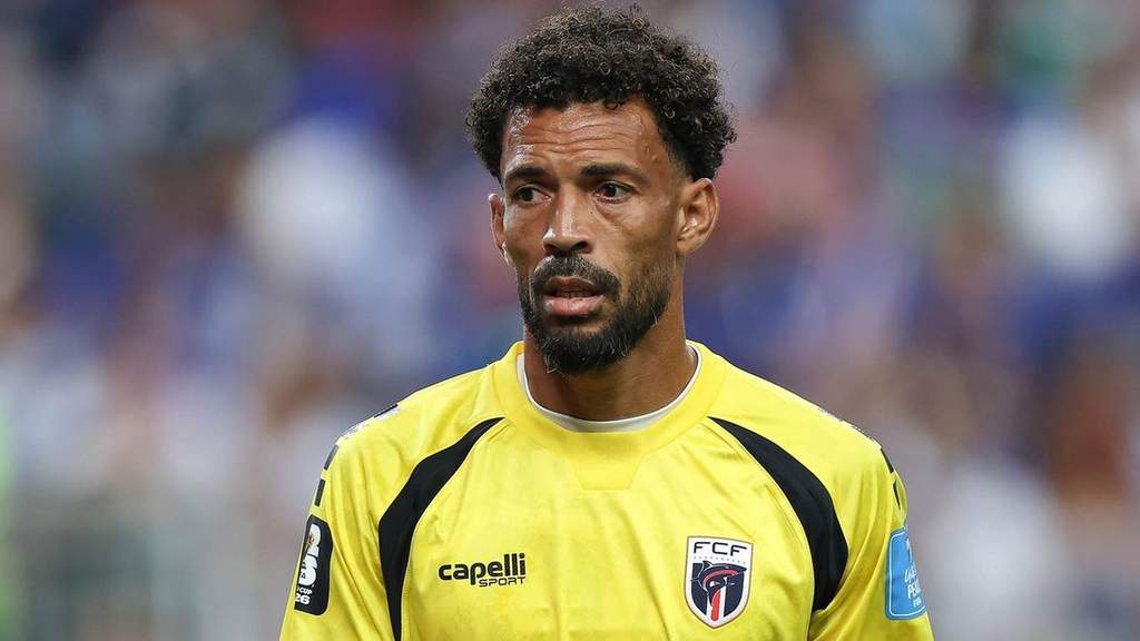 Vozinha kiper veteran Tanjung Verde melakukan penyelamatan di Piala Dunia